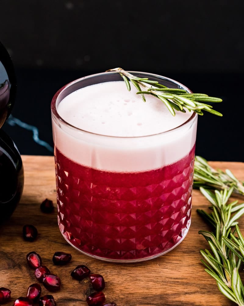 Pomegranate Gin Fizz: A Simple & Refreshing Recipe
