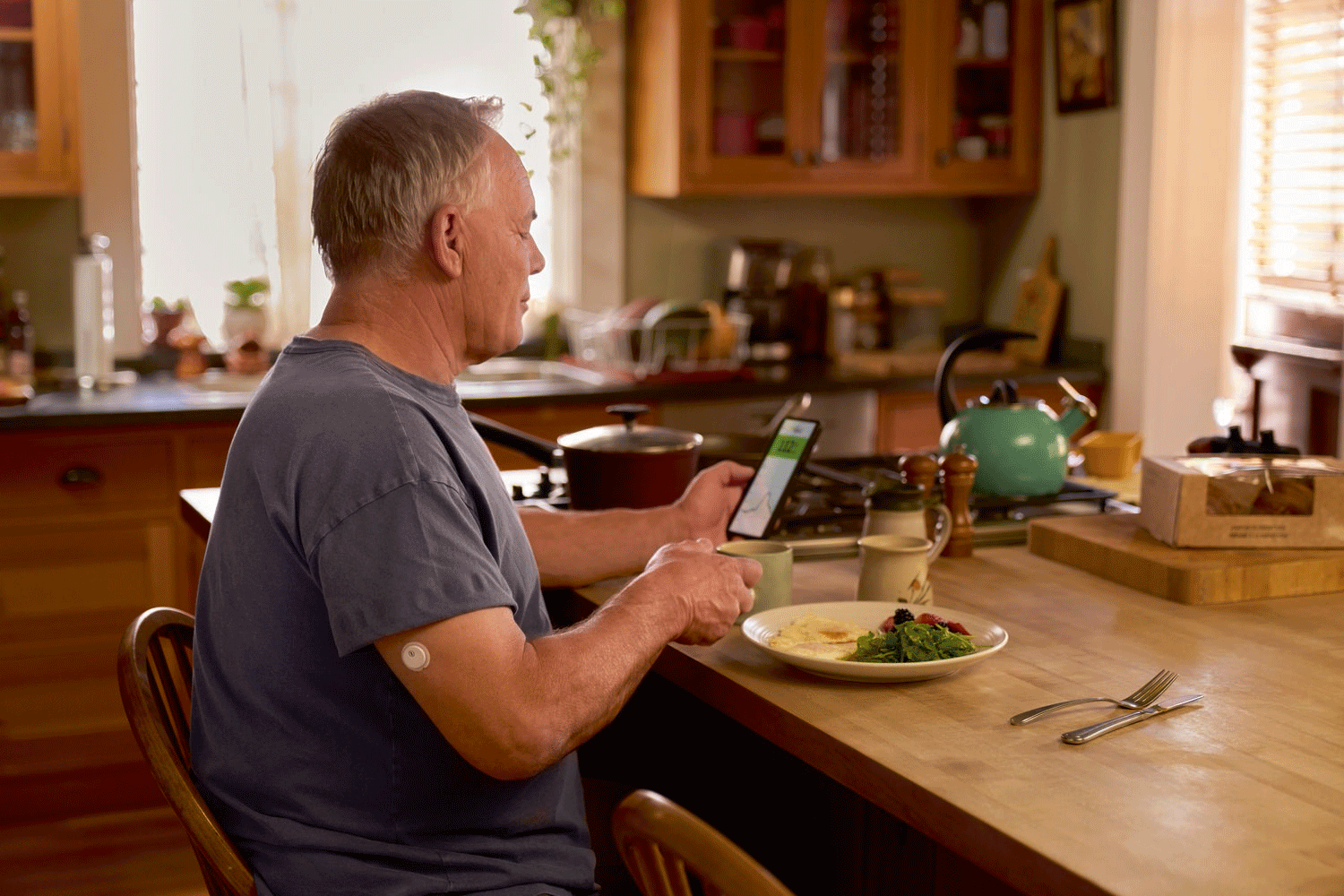 Using a CGM sensor to monitor blood sugar response while eating a balanced breakfast.