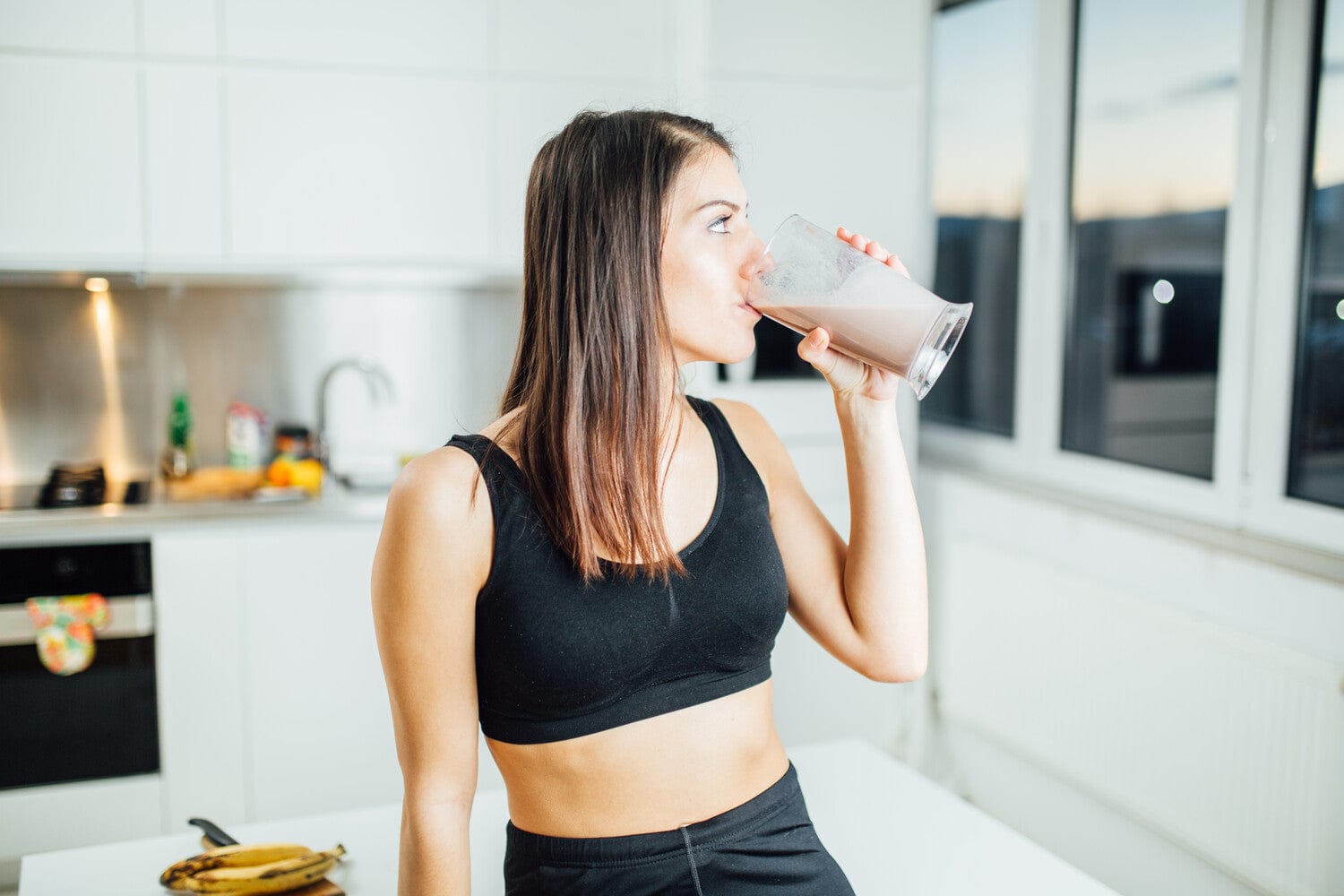 An infographic comparing the amino acid profiles and benefits of whey protein versus plant-based protein.