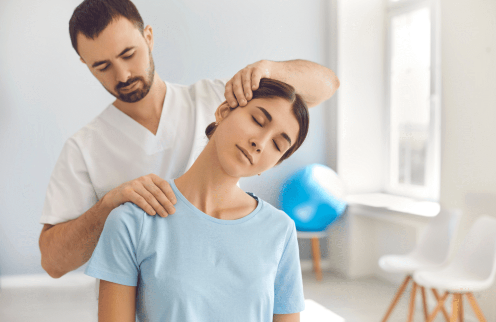 A medical graphic listing symptoms and criteria for when to visit a back specialist.
